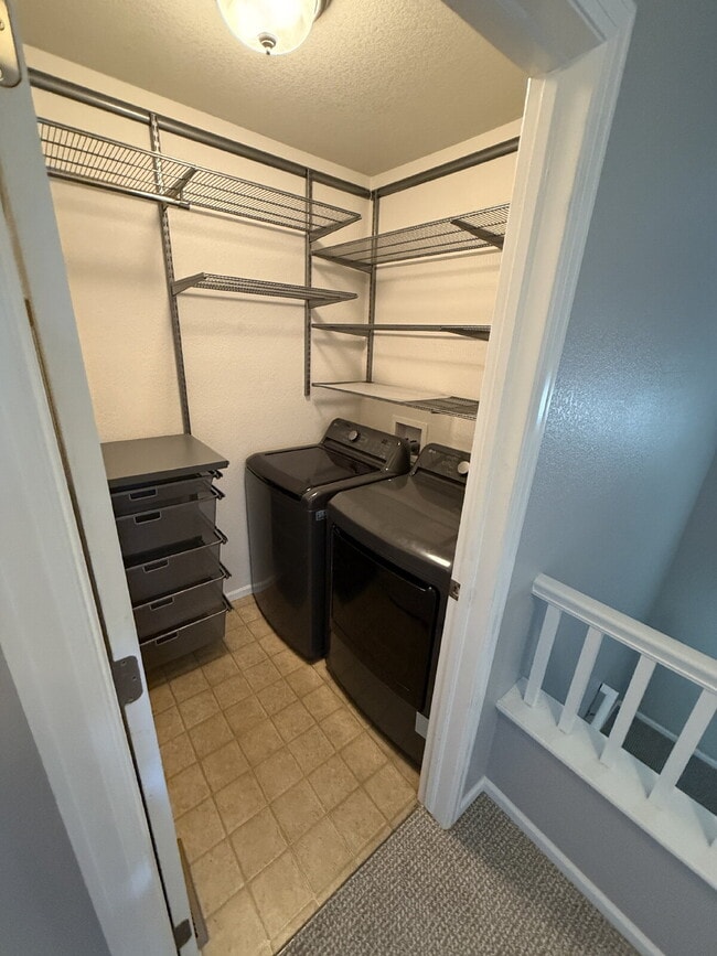Building Photo - "Spacious 2-Bed Condo with 2.5 Baths in Aurora – Your Dream Home Awaits