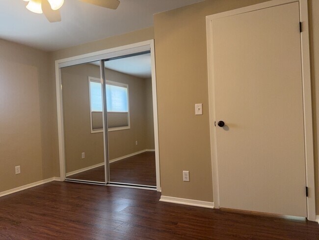 Building Photo - 3829 Eastway Dr