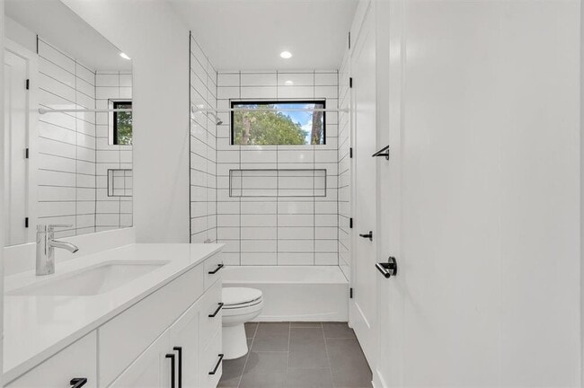 Building Photo - 408 W Odell St