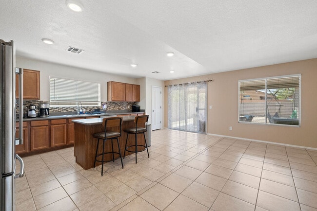 Building Photo - 5840 E Tercel Dr