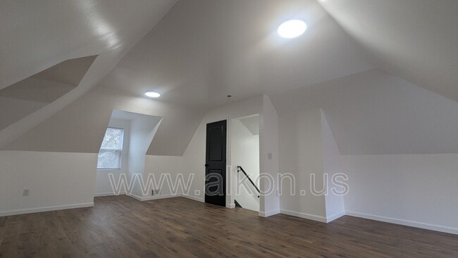 Building Photo - 566 Greenfield Ave