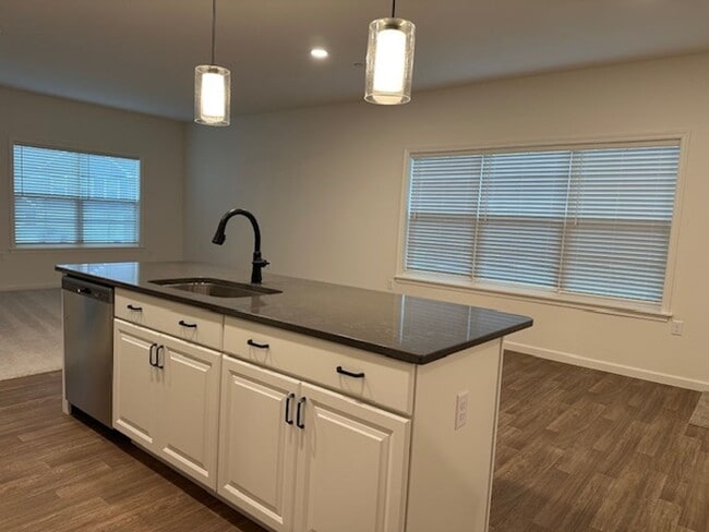 Building Photo - 7884 Oakbrook Dr