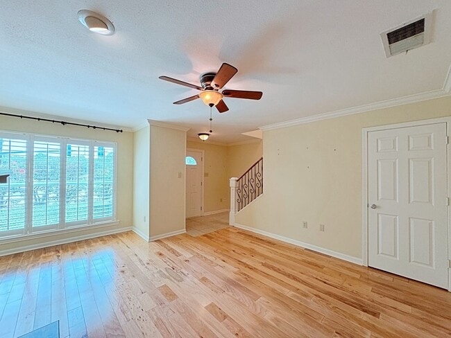 Building Photo - Custom Remodeled Townhome off Jefferson Hwy