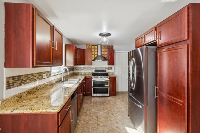 Building Photo - 2011 Brummel St