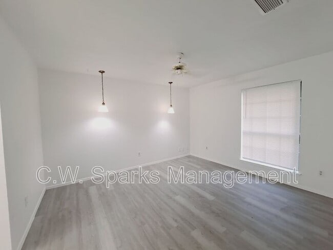 Building Photo - 3517 Hillridge Dr