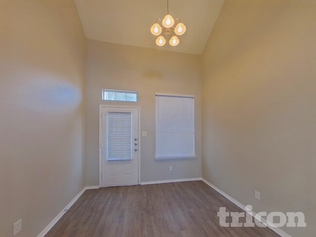 Building Photo - 1028 Glencrest Dr