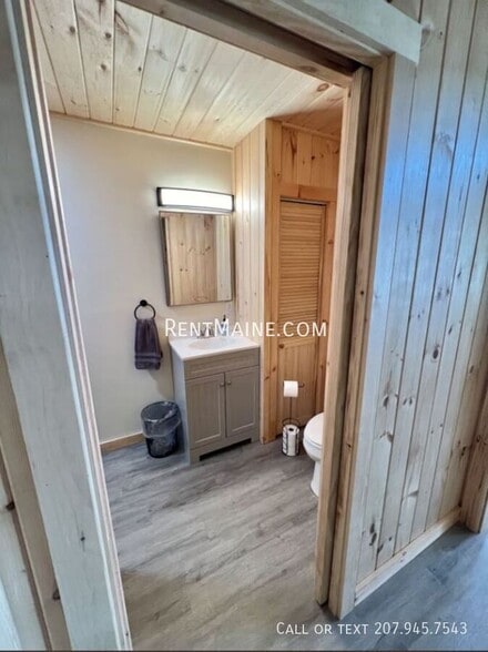 Building Photo - 8 Sand Beach Ln