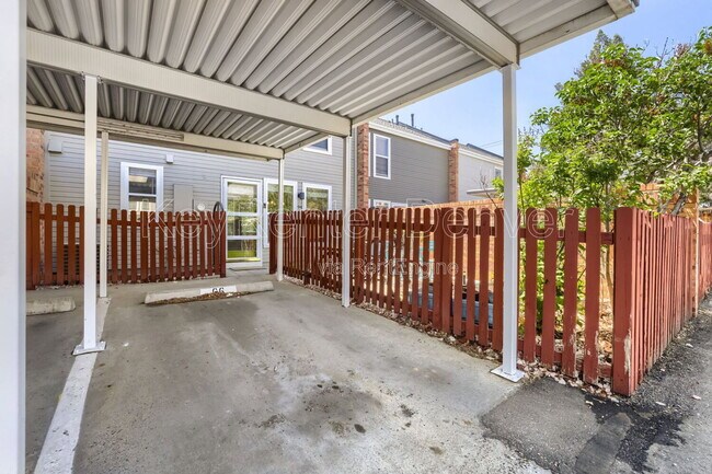 Building Photo - 1201 Galapago St