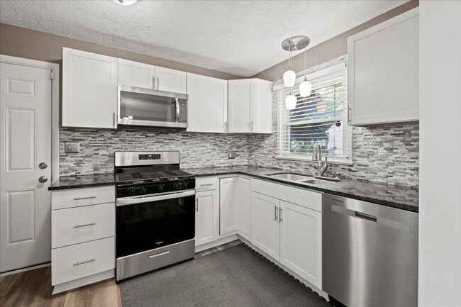 Building Photo - 2113 Pamela Dr