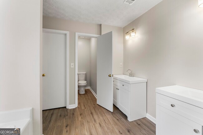 Building Photo - 174 Herscu Ct