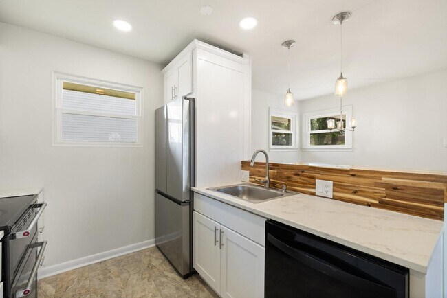 Building Photo - 389 Thompson St