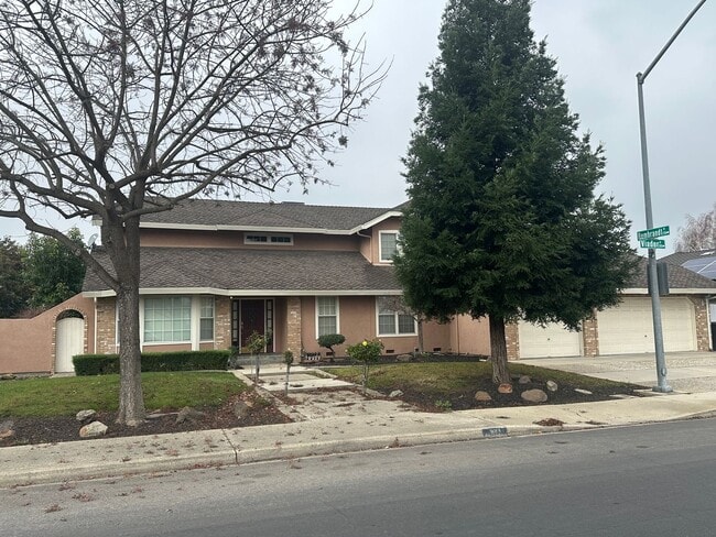 Building Photo - Beautiful 4 Bedroom Family Home!