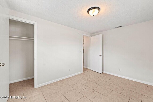Building Photo - 4504 Lincrest Dr S