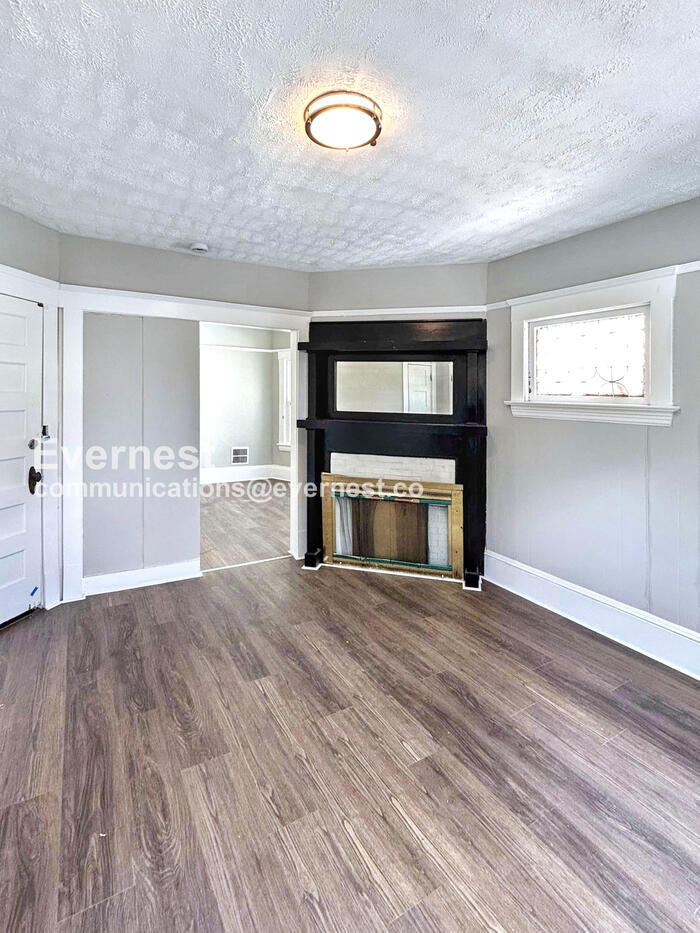 Building Photo - 2216 E 82nd St