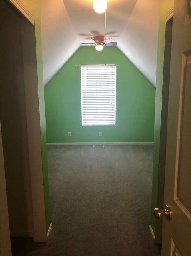 Building Photo - Large Home in Papillion For Rent!