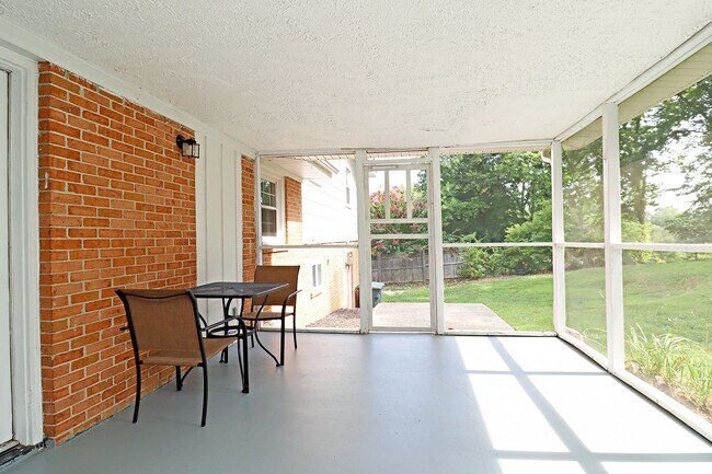 Building Photo - Convenient to Rt 29 & The Shops at Stonefield