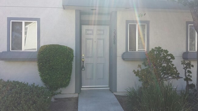 Building Photo - 2 Bedroom - 2.5 Bathroom Condo in gated co...