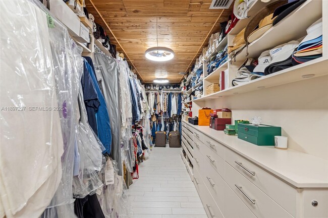 Building Photo - 6124 Paradise Point Dr