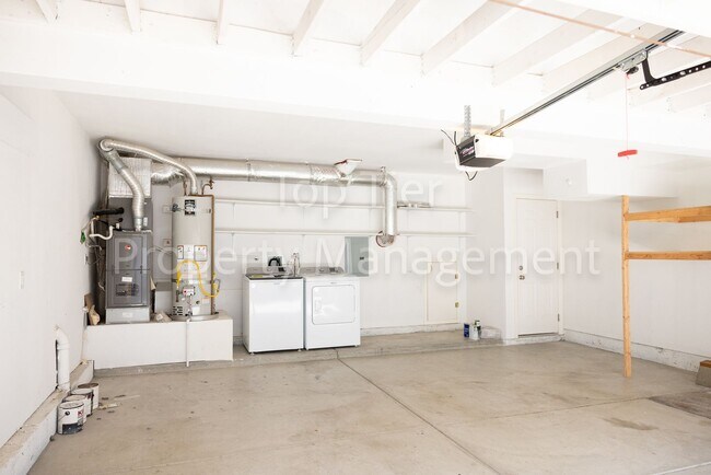Building Photo - Beautiful 2 bed, 2.5 bath, 1373 sqft Townh...