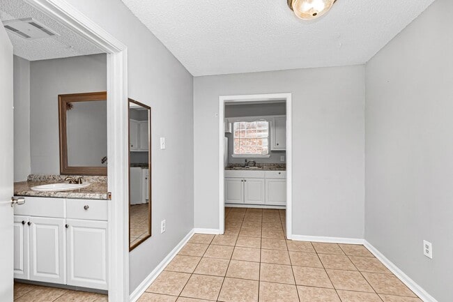 Building Photo - 2 Bedroom Condo in St Francisville Available Now