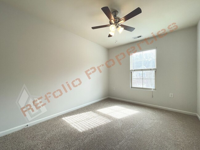 Building Photo - Fresh Paint and New Carpets! Cozy 3 bedroo...