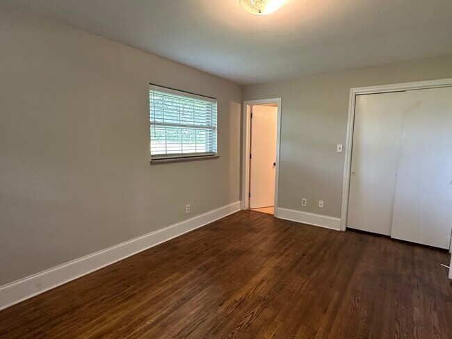 Building Photo - 1600 Plumcrest Dr