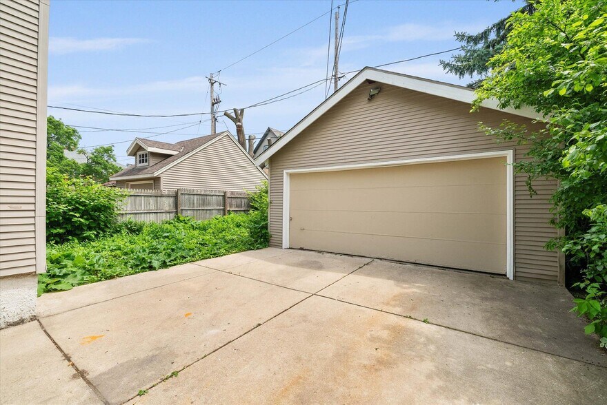 Garage - 2856 N Frederick Ave