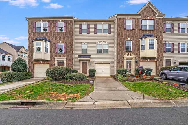 Building Photo - Townhomes at Ayrsley: Stunning 3-Bedroom Home with Modern Flair!