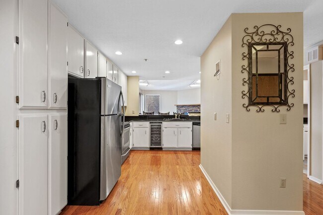 Building Photo - Beautiful Downtown Coeur d' Alene Condo  w/ Amazing Views!