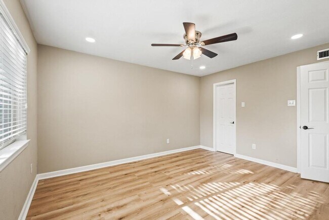 Building Photo - Spacious 3-Bedroom Home in The Colony – Available Now!