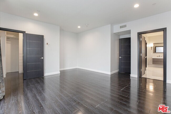 Building Photo - 1046 Glen Arbor Ave