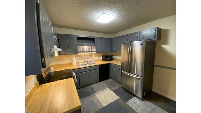 Building Photo - Spacious 3 - Bedroom Townhome with Modern ...