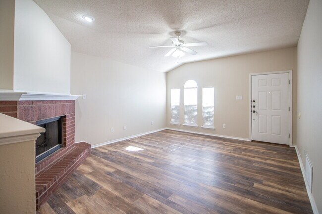 Building Photo - "Charming 3-Bed, 2-Bath Home!"