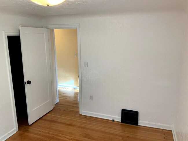 Building Photo - 4 Bedroom, 1.5 Bath House