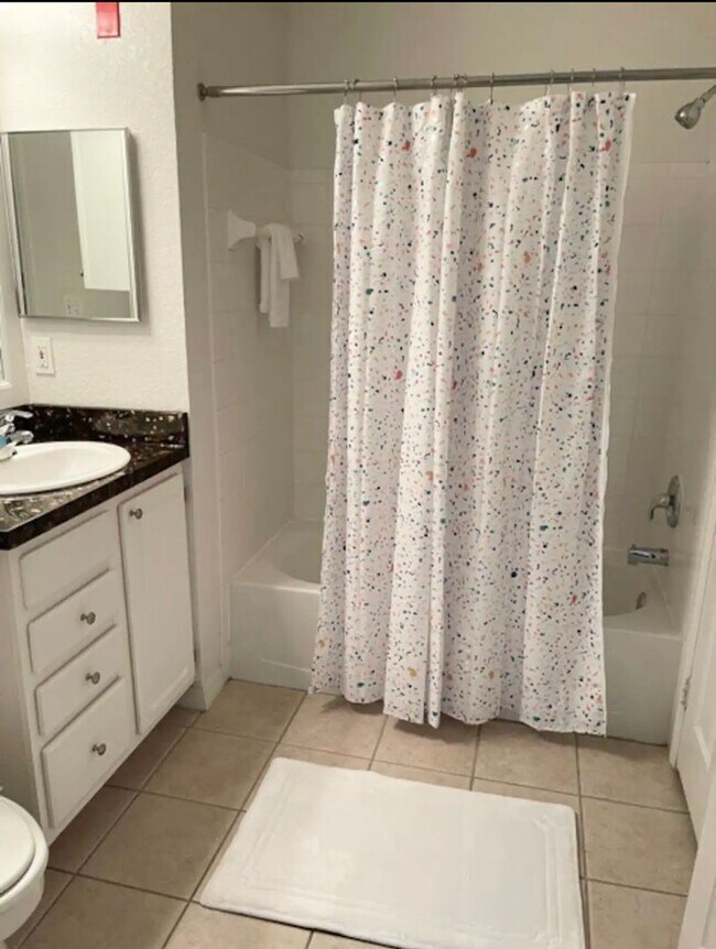 Building Photo - 2 Bedroom 2 Bath Condo For Rent in Kissimm...