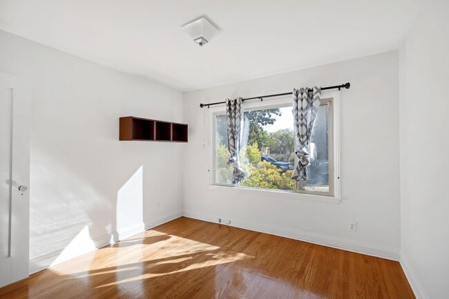 Building Photo - Spacious 4 BR 3 BA Home in Prime West L.A.