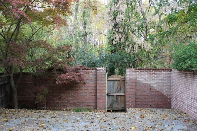 Building Photo - Beautiful 3 bed 2.5 Bath End Unit Brick To...