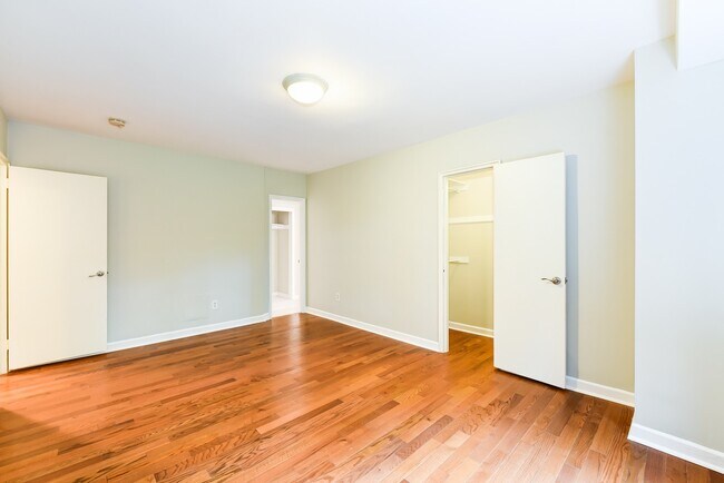 Building Photo - Spacious 2 Bedroom, 2 bath condo. Enjoy be...