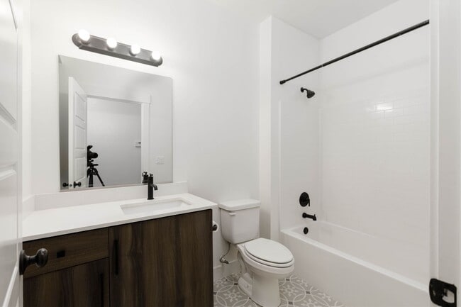 Building Photo - 3 bed plus office / 2.5 bath / 3 car Singl...