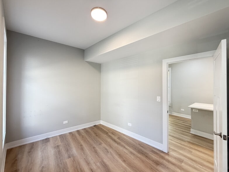 Building Photo - 452 W Belden Ave