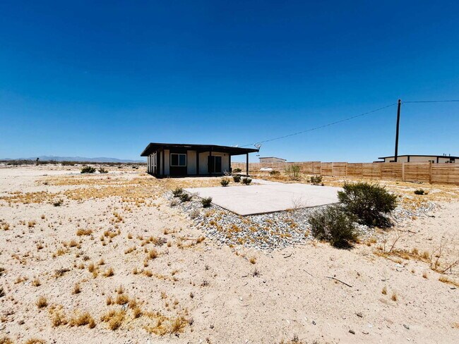 Building Photo - Quiet 2 bd House Surrounded by Open Desert