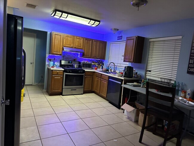 Building Photo - 18448 Sun Haven Cove