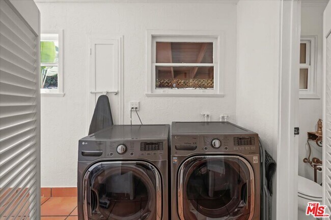 Building Photo - 6119 Del Valle Dr