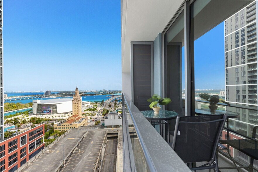 Building Photo - 501 NE 1st Ave