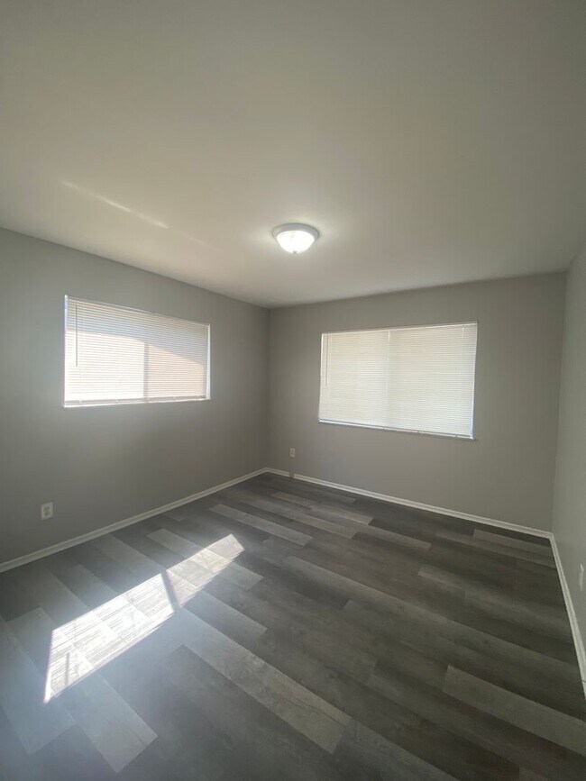 Building Photo - Updated 2 Bedroom One Bath Apt in Florissant!