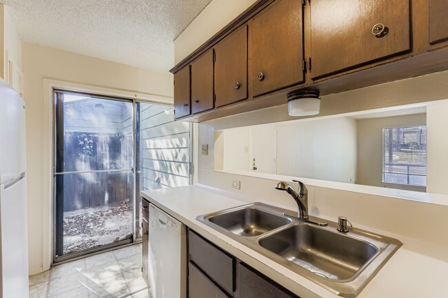 Building Photo - 1740 Rutland Dr