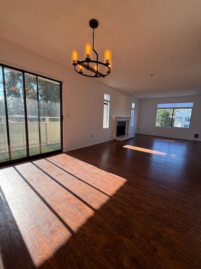 Building Photo - Well Maintained 2BD/2BTH Lynnwood Condo for Lease in Gated Community!