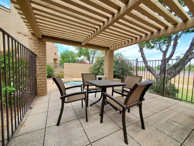 Building Photo - **MOVE IN SPECIAL***HALF OFF FIRST MONTHS RENT. UPSTAIRS 2 BEDROOM CONDO OVERLOOKING GREENBELT