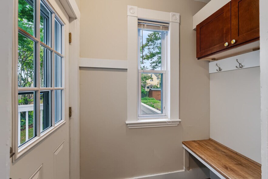 Building Photo - 37 Thorndike St
