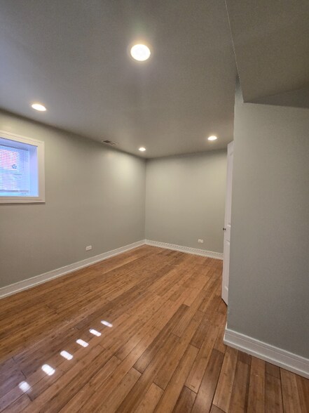 Building Photo - 2505 W Granville Ave